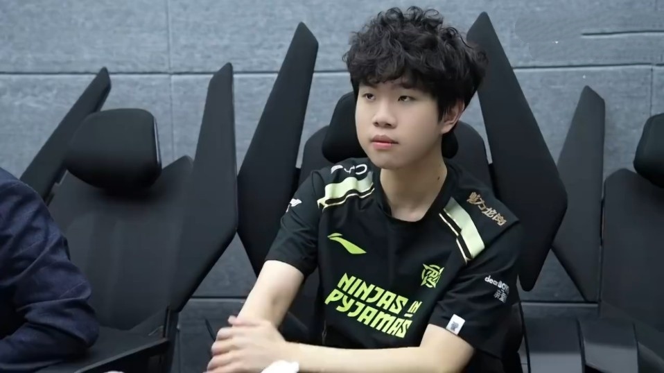 HooXi 与 Astralis 签订全职合同时表示：“不，目前没有。现在我回到了我离开的地方。”